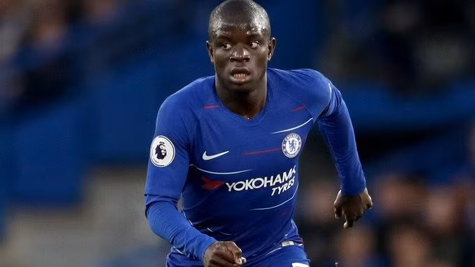 Le10Sport đã bất ngờ đăng tải, Juventus và Real đã đánh tiếng tới Chelsea về thương vụ chuyển nhượng tiền vệ N’Golo Kante. Ngoài hai “ông lớn” trên, PSG cũng đang rất quan tâm tới ngôi sao người Pháp này.