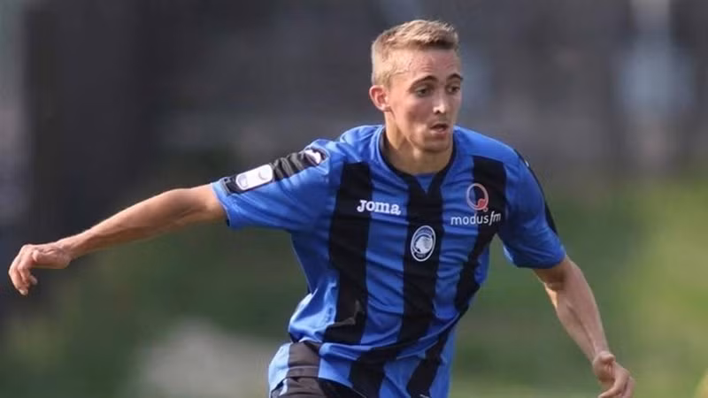 Theo thông tin từ Rai Sport, cả 2 ông lớn của bóng đá Italia là AC Milan và AS Roma đều đang nhắm đến 1 cái tên, đó là Timothy Castagne. Chàng trai 24 tuổi đang tiến bộ vượt bậc trong màu áo Atalanta, góp công lớn giúp La Dea cạnh tranh tấm vé tham dự UEFA Champions League và lọt vào bán kết Coppa Italia.