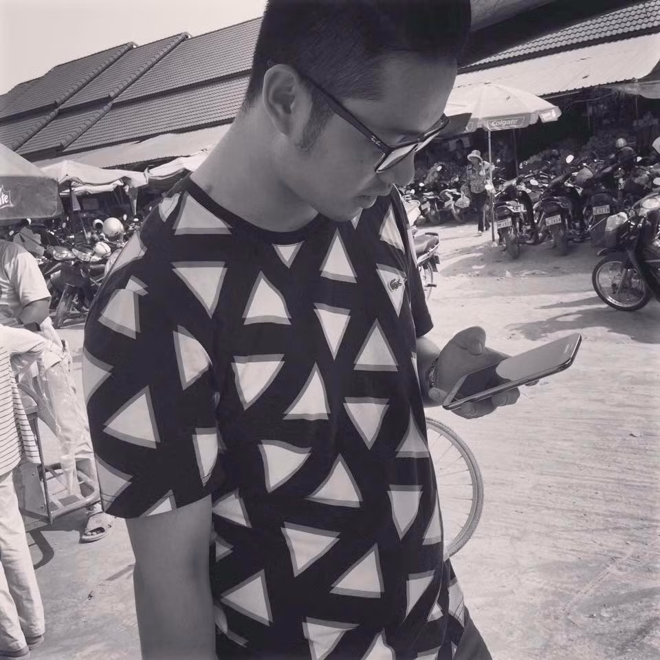 Theo profile trên Facecbook, Thanh Hiếu tốt nghiệp ngành Phi công tại một trường đào tạo Hàng không danh tiếng của Mỹ. Sau khi tốt nghiệp, Thanh Hiếu đang làm phi công tại hãng hàng không Vietjet.