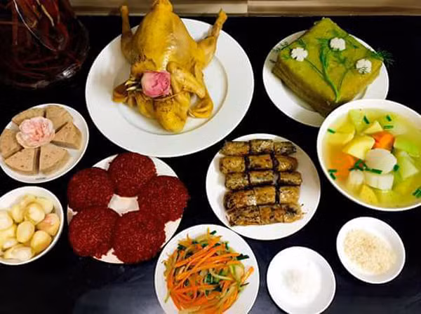 Sau khi làm lễ cúng ông Táo xong, nhiều người đã chia sẻ mâm cỗ của mình lên mạng xã hội thu hút sự chú ý. Bởi nó vừa ấm cúng, vừa đầy đủ các sắc màu rực rỡ.