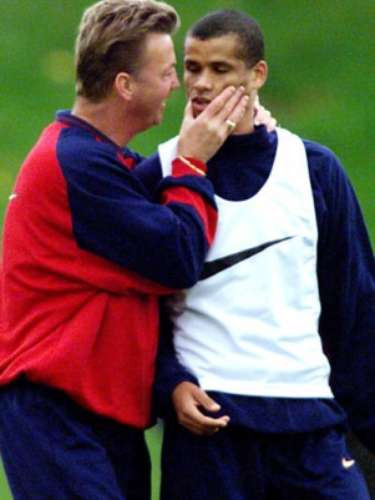 Rivaldo được xem là huyền thoại tại Nou Camp. Sau khi Louis Van Gaal trở lại dẫn dắt Barcelona năm 2002, Rivaldo gặp trực tiếp thầy cũ để hỏi về vai trò mới trên hàng công. Van Gaal nổi giận trước sự chất vấn của Rivaldo. Theo đó, chiến lược gia người Hà Lan đẩy chủ nhân Quả bóng vàng 1999 sang AC Milan cùng hè năm 2002.