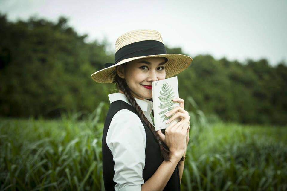 Ngoài ra cô siêu mẫu đa tài này, rất yêu thích việc làm đẹp từ các loại mặt nạ thiên nhiên như kết hợp sữa chua với dưa chuột, hỗn hợp dâu tây.