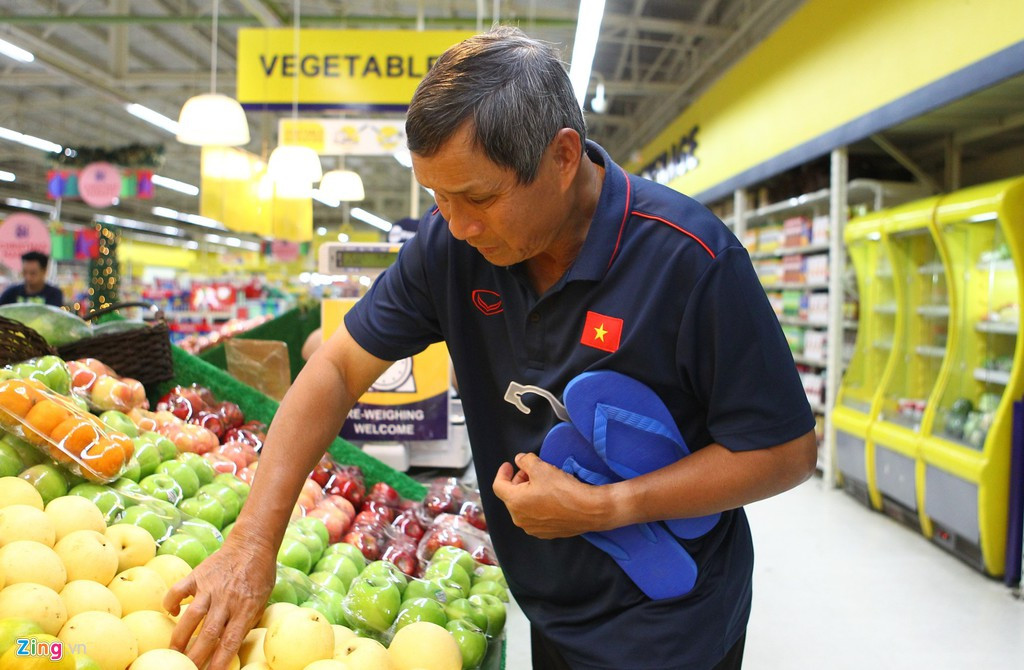 Việc các học trò ăn không đủ no khiến HLV Mai Đức Chung cùng ê kíp BHL buộc phải đi siêu thị để mua thêm thực phẩm. Ảnh: Zing