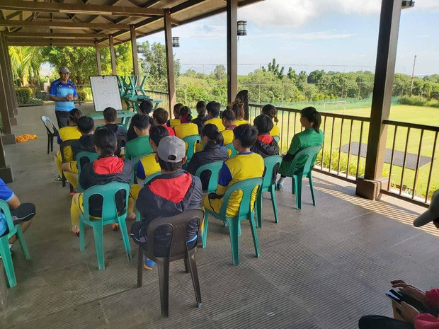 Sau khi gặp phải khó khăn về nơi ăn, chốn ở, các nữ cầu thủ đội tuyển Việt Nam dự SEA Game 30 lại phải đối mặt với cảnh phải ngồi họp chiến thuật ở một vị trí được cho là hành lang của sân tập.