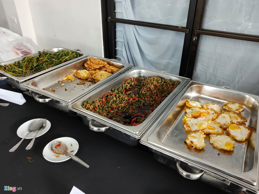 Chứng kiến những điều mà các nữ cầu thủ Việt Nam phải nhận, nhiều NHM xót xa cho biết: "Mình nhớ nước chủ nhà đã hứa hẹn khắc phục, sau giờ vẫn chứng nào tật nấy thế nhỉ? Ngán ngẩm hết muốn xem SEA Games luôn" hay "Chỉ biết thở dài ngao ngán, cả một giải đấu khu vực tiếng tăm như thế mà công tác tổ chức quá tệ hại". Ảnh: Zing