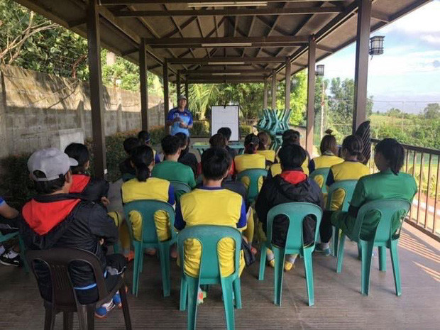 Một số hình ảnh khác chụp buổi họp chiến thuật từ phía sau cho thấy, không gian họp được bố trí gần sân tập, có đầy đủ chỗ ngồi cho các cầu thủ nhưng nó không hẳn là một căn phòng mà chỉ là hành lang phía trên sân tập.