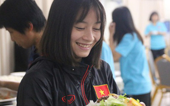 Nụ cười hạnh phúc của nữ cầu thủ đội tuyển Việt Nam khi bữa ăn được cải thiện.