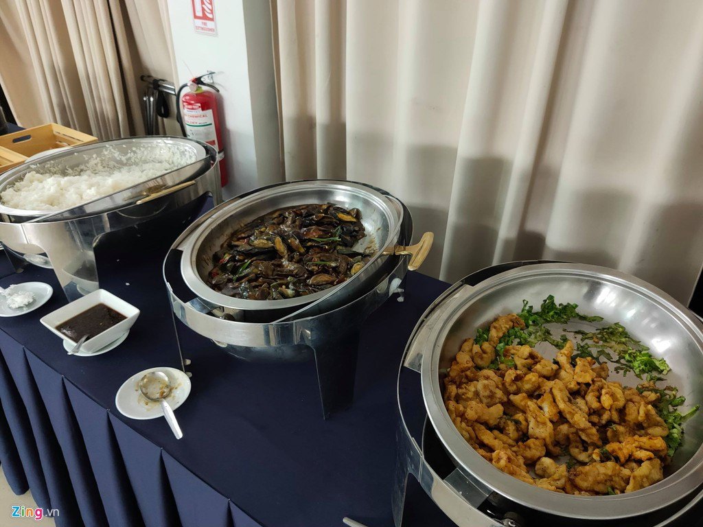 Những món ăn phục vụ đội tuyển là những món ăn địa phương khiến các nữ cầu thủ rất khó ăn. Ảnh: Zing