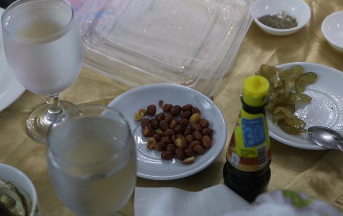 Trước đó, đội tuyển bóng đá nữ Việt Nam gặp phải nhiều vấn đề trong vấn đề ăn uống khi khách sạn nơi đội đóng quân không đủ thực phẩm.