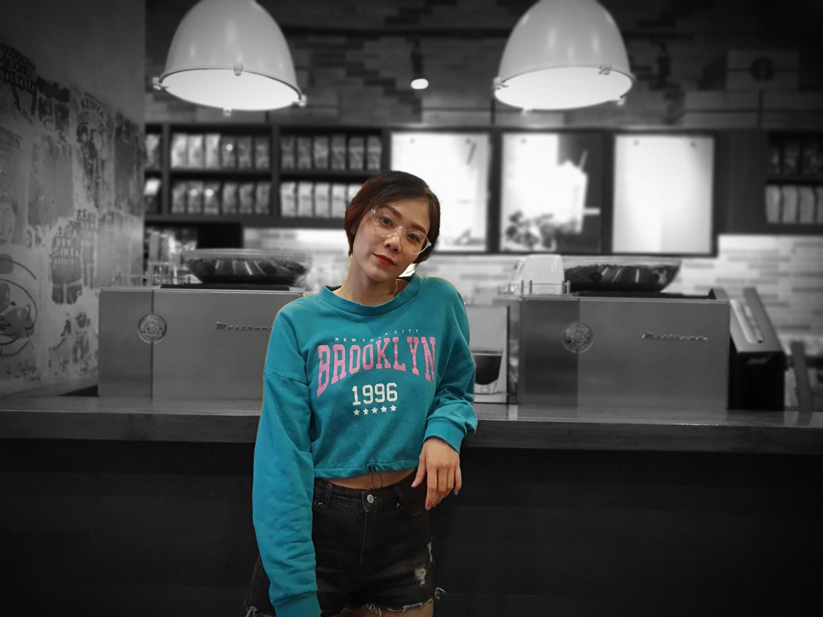 Mang phong cách pha màu độc đáo, ngưng đọng không gian xung quanh bằng tông màu đen trắng, tôn vinh ưu điểm, phong cách thời trang của chủ thể, không khó để nhận thấy ảnh Điểm màu đang ngày càng được giới trẻ lựa chọn và trở thành trào lưu trên MXH.