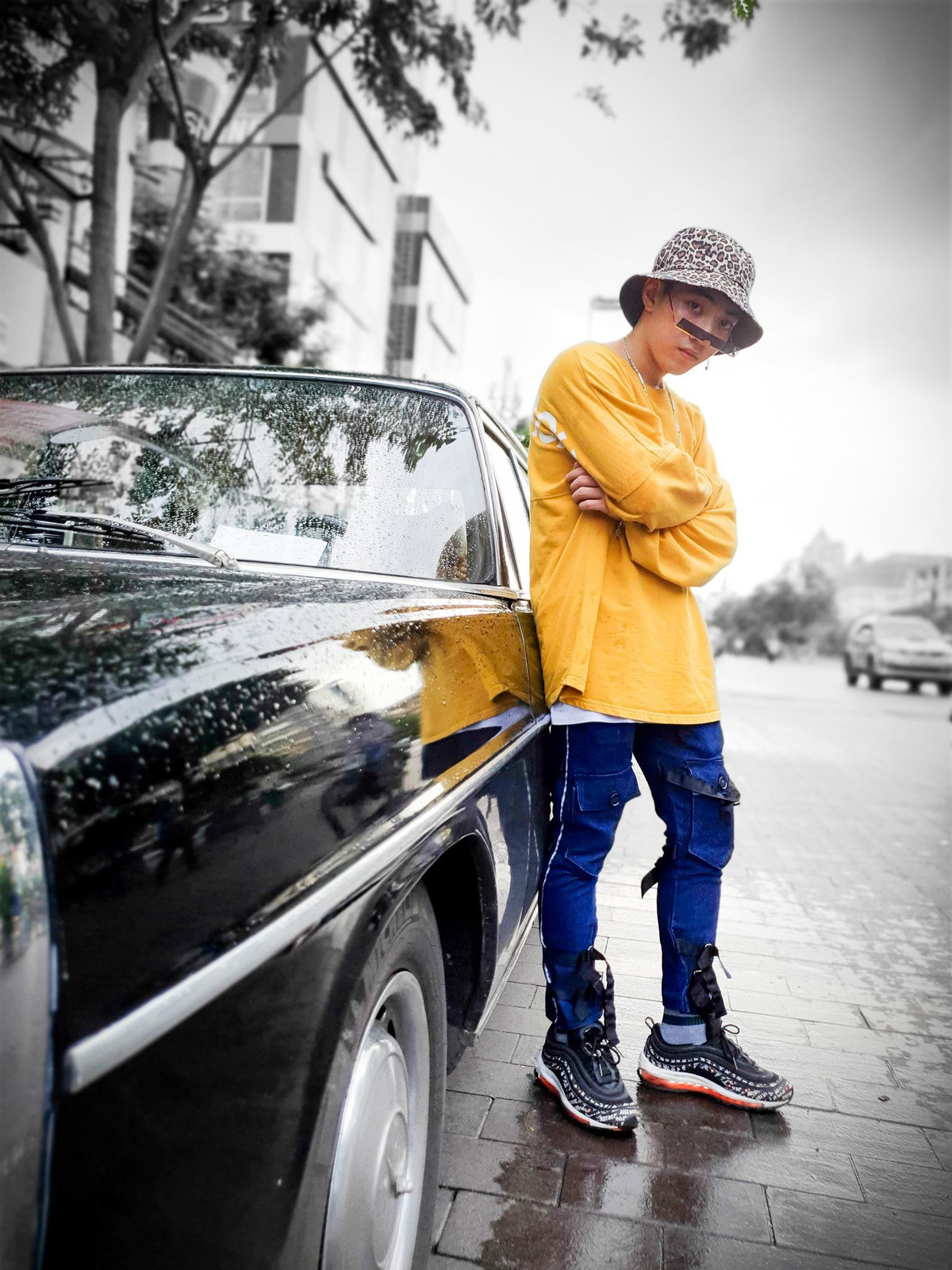 Với hiệu ứng tách nền trắng đen, mọi vật thể và con người xung quanh dường như trôi chậm lại, thậm chí là dừng hẳn, mang hơi hướng cổ điển nhưng vẫn pha được nét hiện đại, trẻ trung cho bộ váy màu vàng kèm thần thái cool ngầu trên khuôn mặt.