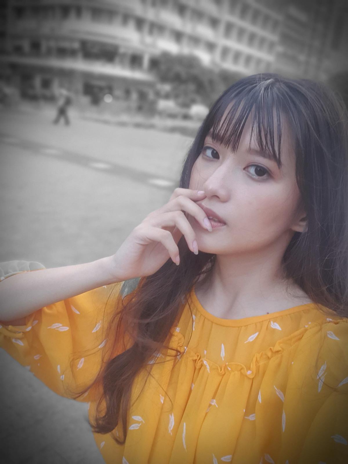 Từ khi biết tới trào lưu điểm màu, các bạn trẻ có thể tự tin làm dáng ở bất cứ đâu mình thích.