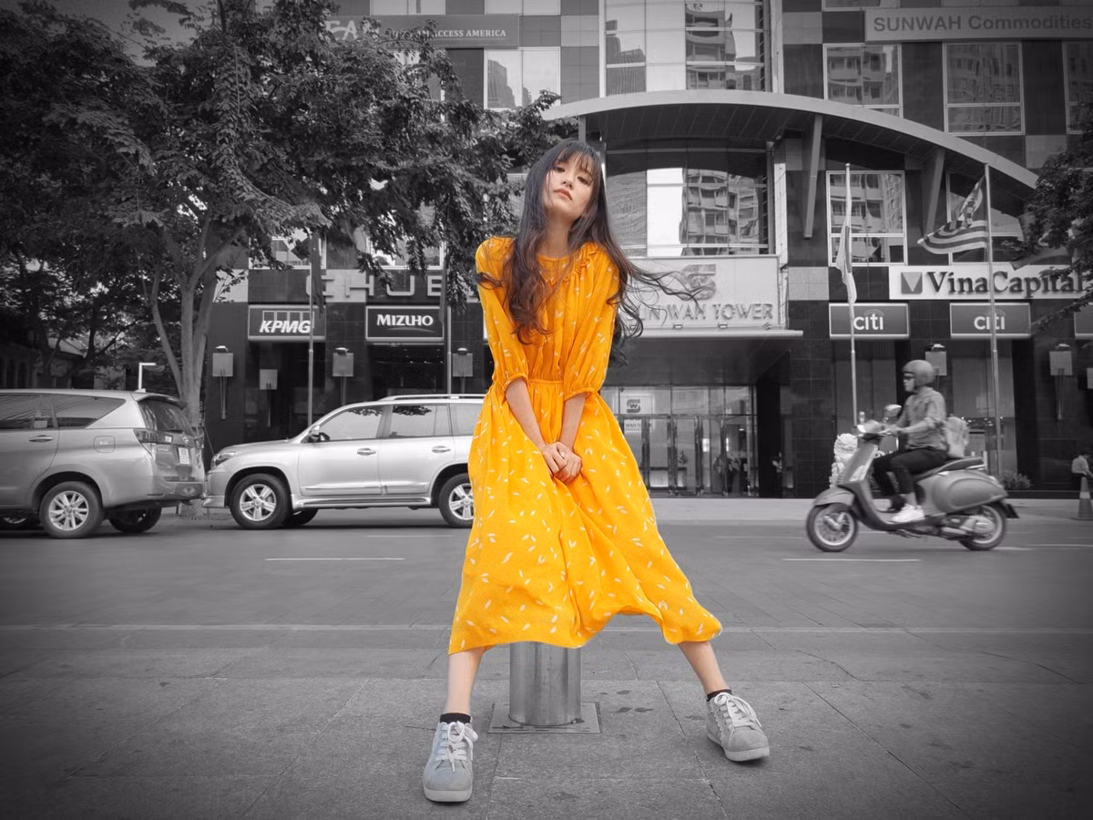 Theo chia sẻ của các bạn trẻ đã tham gia vào trào lưu chụp ảnh điểm màu cho biết, cách phối đồ tinh tế cùng hiệu ứng điểm màu, khi tô điểm những thứ nổi bật làm trung tâm còn vạn vật xung quanh có thể chìm lại trong gam màu đen trắng - một thủ thuật nhấn nhá hoàn hảo cho những bộ streetstyle của các bạn trẻ trở nên nổi bật hơn.