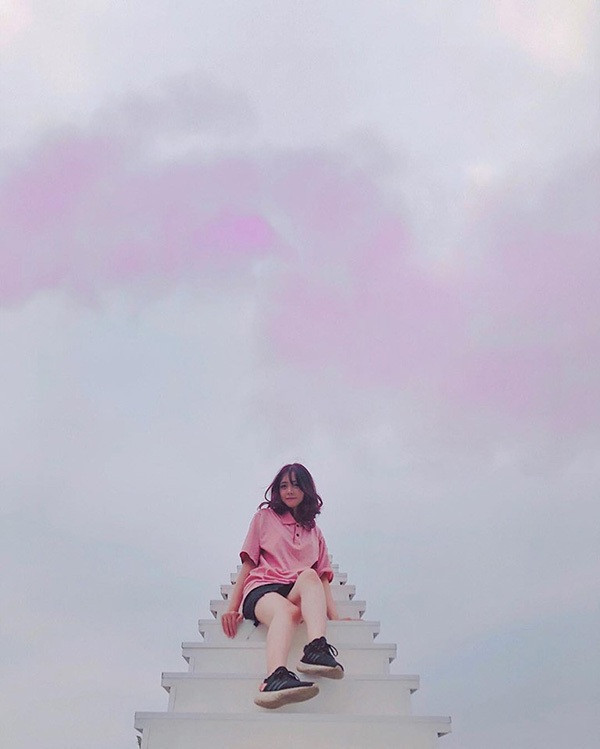 Được biết, "nấc thang lên thiên đường" này nằm ở sân thượng một quán cafe quận Cầu Giấy.