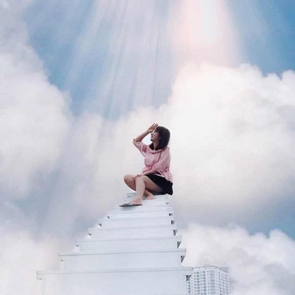 Với độ hot của chiếc cầu thang trắng, chắc chắn quán cafe sân thượng tọa lạc ở Cầu Giấy sẽ là 1 địa điểm sống ảo lý tưởng dành cho mọi người.