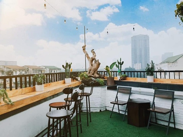 Ngoài ra, view nhìn ra toàn thành phố cũng là một điểm cộng không nhỏ cho các tín đồ ưa thích các quán cafe trên cao.