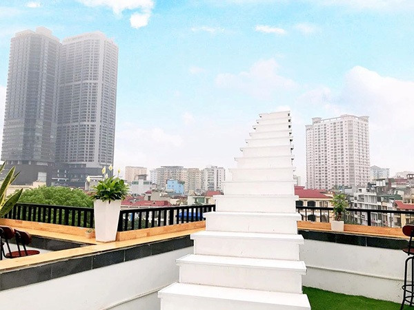 Quán cafe có nấc thang lên thiên đường một trong những quán cafe sân thượng hot nhất hiện nay trong giới trẻ Hà Nội bởi quán có rất nhiều góc xinh và đặc biệt là cầu thang trắng chụp hình bao ảo.