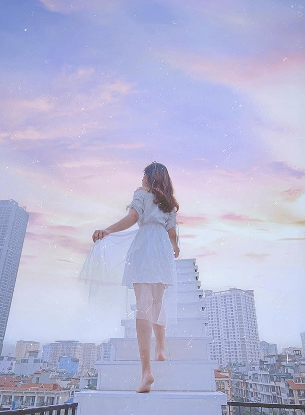 Tuy nhiên, các bạn trẻ ở Hà Nội chẳng phải xác balo vào tận Đà Lạt để check-in "nấc thang thiên đường" khi giữa thủ đô hoa lệ đã có địa điểm đẹp không kém khiến bạn trẻ mấy ngày hôm nay đều đứng ngồi không yên.