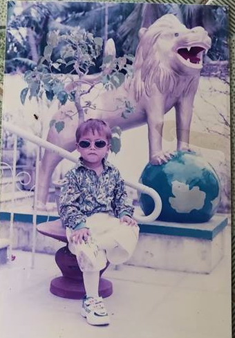 Còn nickname Thúy An chia sẻ: "Trang phục màu mè sặc sỡ, và cách tạo dáng như người nổi tiếng của những cô cậu bé trong ảnh khiến dân tình không thể nhịn cười. Ngày xưa mình cũng có bức ảnh như thế nhưng vì chuyển nhà nhiều lần nên đã thất lạc".