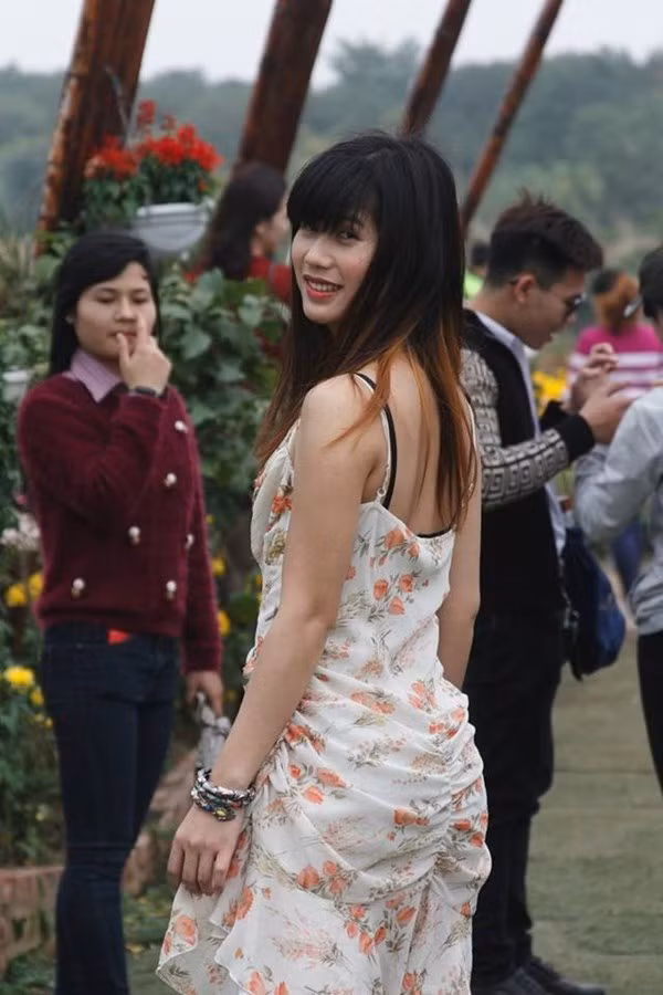 7. Ánh Phong. Lê Ánh Phong (sinh năm 1988 tại Quảng Ngãi) là con út trong một gia đình có 7 anh chị em. Sau nhiều năm đấu tranh nội tâm, Ánh Phong cuối cùng đã quyết định sang Thái Lan để thực hiện ca phẫu thuật chuyển đổi giới tính vào năm 2012. Cô đã cùng đạo diễn Trần Phương Thảo và Swann Dubus (Pháp) ghi hình lại quá trình này trong bộ phim tài liệu mang tên Tìm Phong. 