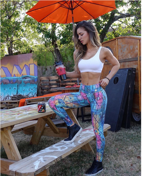 Thân hình cực đẹp với điểm nhấn là cơ bụng 6 múi hoàn chỉnh, Anella Sangra, người Colombia đã trở thành gương mặt khá hot trên mạng xã hội Instagram với 4,7 triệu lượt người theo dõi. Sau khi ngắm vẻ đẹp của cô nàng 22 tuổi này, nhiều người phải ngay lập tức gọi cô là "thánh nữ phòng gym" hay "người đẹp thể hình".