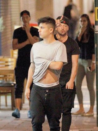 Tuần trước, sau chiến thắng trước Crystal Palace với tỷ số 2-1, người ta đã bắt gặp những hình ảnh tình tứ giữa Amine Gulse và Oezil trên đường phố của London khi cả hai bước ra ngoài từ một hộp đêm.