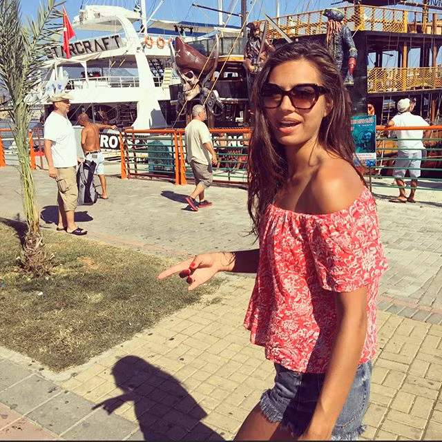 Mang hai dòng máu Iraq - Thổ Nhĩ Kỳ nhưng người đẹp Amine Gulse lại sinh ra và lớn lên ở Thụy Điển.