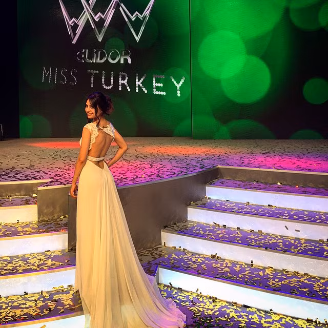 Vẻ đẹp của chân dài 9X là sự hòa nhập của châu Âu và vùng Tây Á.