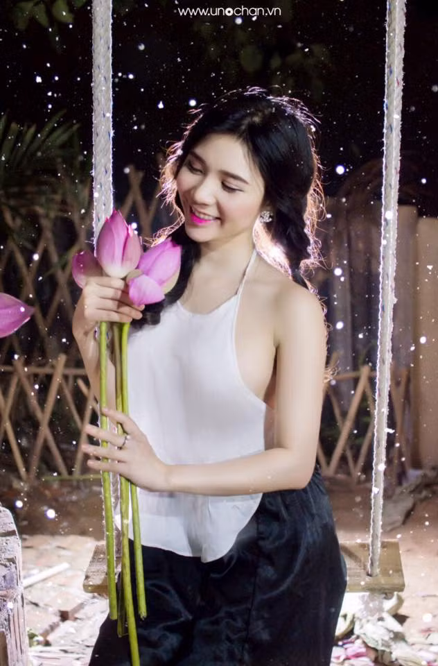 Theo chia sẻ của cô nàng hot girl 9X Hà thành, cô không muốn dựa hơi vào người yêu nổi tiếng mà muốn tự mình bước đi để chinh phục khán giả và có một lượng fan riêng.