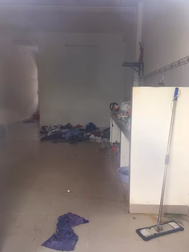 Mấy bức ảnh cô hàng xóm ghi lại cảnh một căn phòng với lộn xộn đồ, dưới sàn giày dép vứt tứ tung, trong nhà quần áo để bừa bộn, bàn bếp có vô số đồ đạc khác.