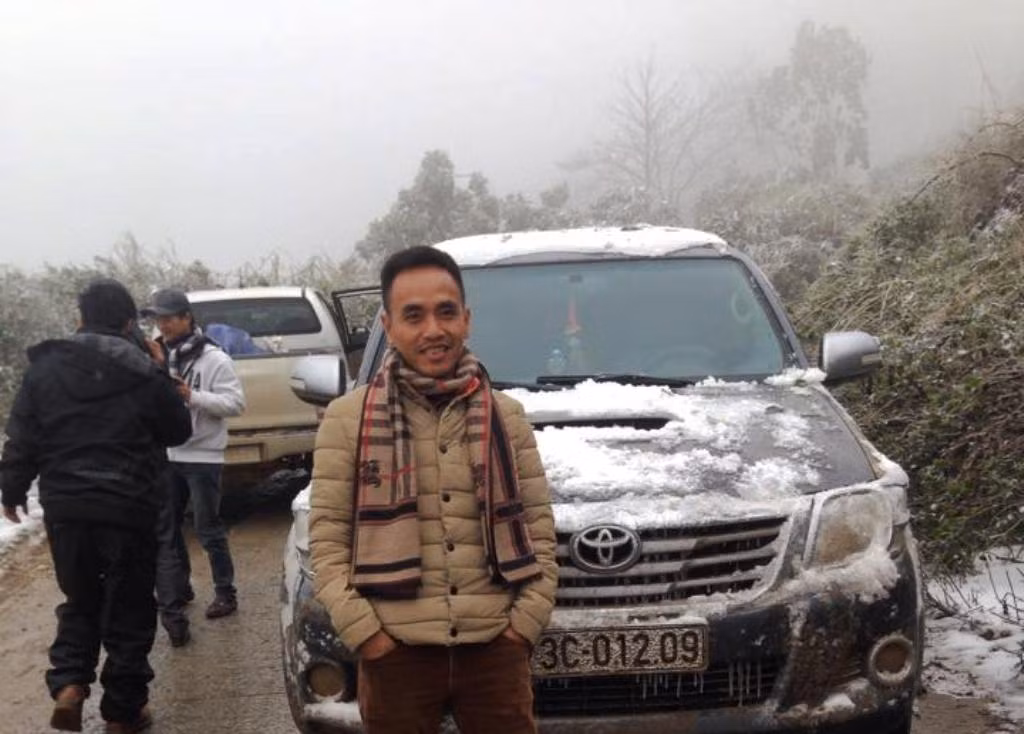 Đoàn xe lũ lượt trên đường lên đỉnh Kỳ Sơn - Nghệ An để tận mắt ngắm tuyết dù nhiệt độ tại đây trong ngày 26/1 đã tăng lên đôi chút nhưng tuyết vẫn liên tục rơi.