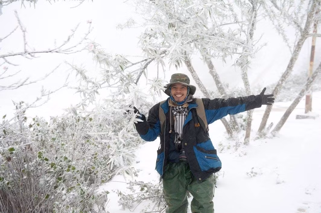Không chỉ có các bạn trẻ mà ngay cả những nhiếp ảnh gia cũng không bỏ lỡ cơ hội săn cho mình những bức ảnh khung cảnh tuyết rơi tuyệt đẹp tại Kỳ Sơn - Nghệ An.
