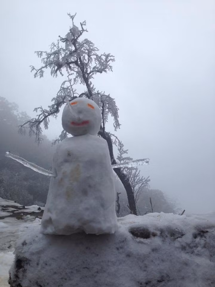 Đường lên đồn biên phòng Na Ngoi ngập màu trắng. Nhiều dân phượt đã kịp tới khu vực này để ngắm tuyết. Ảnh: Songlamplus.