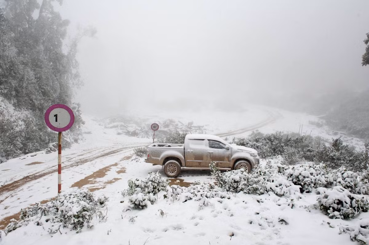 Hai ngày vừa qua, nhiệt độ nhiều nơi trên địa bàn tỉnh Nghệ An đã hạ xuống mức kỷ lục. Tại huyện Kỳ Sơn đã tuyết rơi tạo nên một khung cảnh vô cùng lãng mạn. Đây cũng là cơ hội cho giới trẻ xứ Nghệ tận mắt ngắm những bông tuyết trắng tuyệt đẹp mà không phải lên Sapa hay Lạng Sơn.