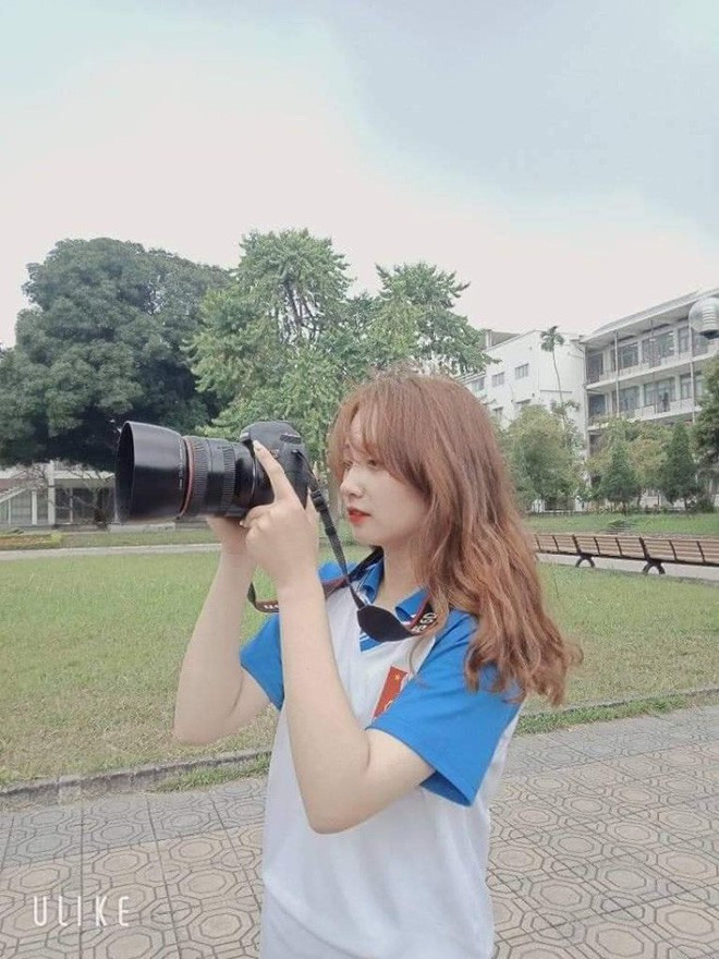 Nữ sinh trong bộ ảnh này tên là Mai Thu Trang, sinh năm 1999, hiện đang là sinh viên ngành Quản trị dịch vụ du lịch và lữ hành tại trường Cao đẳng du lịch Hà Nội.