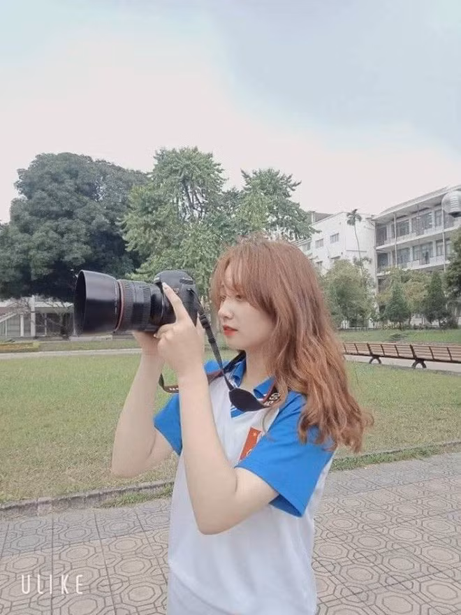 Nữ sinh trong bộ ảnh này tên là Mai Thu Trang, sinh năm 1999, hiện đang là sinh viên ngành Quản trị dịch vụ du lịch và lữ hành tại trường Cao đẳng du lịch Hà Nội.