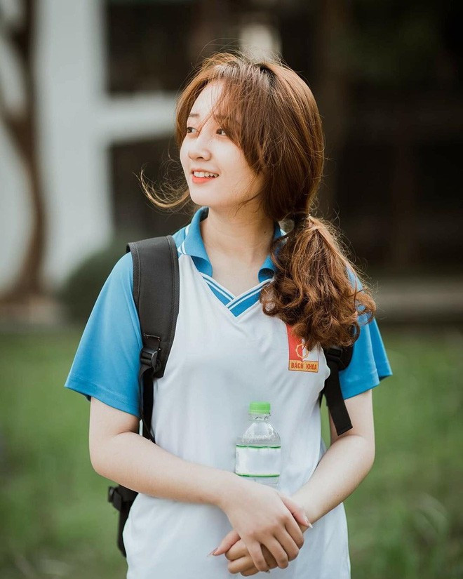 Việc một ngôi trường có số lượng nam sinh áp đảo như Đại học Bách Khoa, sự xuất hiện của những nữ sinh xinh đẹp luôn gây được nhiều sự chú ý hơn cả. Chính vì vậy bộ ảnh trên ngay lập tức phát huy độ hot của mình.