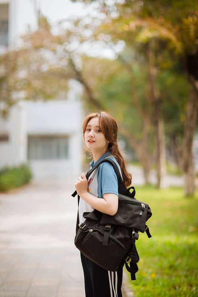 Những thông tin về cô gái mặc đồng phục Đại học Bách Khoa được tìm ra ngay sau ít giờ bộ ảnh được đăng tải. Nhưng CĐM đã bị dính "cú lừa của năm" cô nàng không phải là nữ sinh Bách Khoa như nhiều người vẫn lầm tưởng