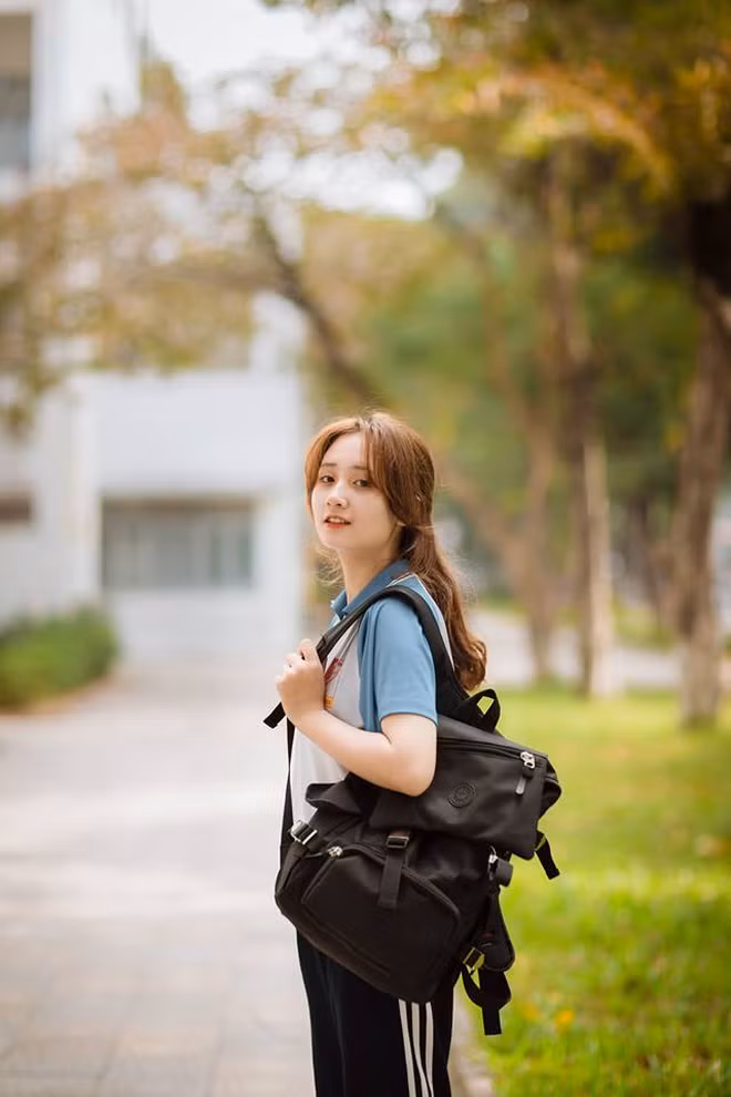 Những thông tin về cô gái mặc đồng phục Đại học Bách Khoa được tìm ra ngay sau ít giờ bộ ảnh được đăng tải. Nhưng CĐM đã bị dính "cú lừa của năm" cô nàng không phải là nữ sinh Bách Khoa như nhiều người vẫn lầm tưởng