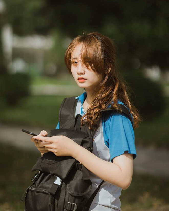 Mới đây, bộ ảnh chụp cô bạn xinh xắn mang đồng phục trường Bách Khoa đã khiến cư dân mạng nháo nhào truy tìm info bằng được.