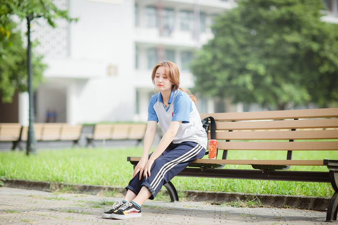 Bộ ảnh của Thu Trang lên ý tưởng theo concept thanh xuân vườn trường và nó được chụp vào những ngày cuối tháng 12 năm 2018.