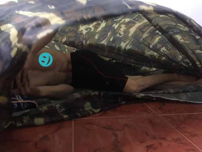 Chỉ bằng những vật dụng vô cùng đơn giản và gần gũi: quạt điện, vỏ chăn và một chỗ đủ rộng để nằm, thế là bạn đã có một cách đơn giản để vượt qua những ngày hè nóng nực.