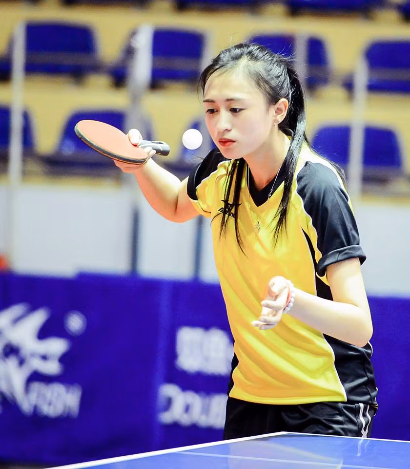 Cuối tháng 11 vừa qua, xuất hiện tại giải bóng bàn tranh Cúp báo Hà Nội Mới, dù phải sớm chia tay giải đấu khi lọt vào bảng có nhiều VĐV chuyên nghiệp, song hot girl Đại học Thương mại Trần Minh Phương Thảo vẫn nổi bật tại Nhà thi đấu Trịnh Hoài Đức với vẻ đẹp rạng rỡ, cuốn hút.