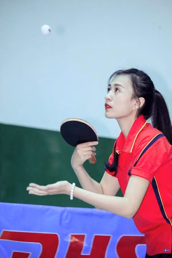 Phương Thảo là gương mặt nổi bật của Đại học Thương Mại, từng làm MC trong nhiều chương trình thiện nguyện. Không chỉ sở hữu gương mặt xinh xắn, Phương Thảo còn may mắn có một chiều cao lý tưởng 1m71.