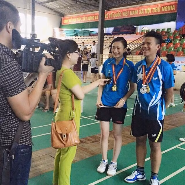  Hot girl trường Thương Mại này đã giành huy chương đồng nội dung đơn nữ giải bóng bàn các trường đại học, cao đẳng khu vực Hà Nội. Nhờ vậy, Phương Thảo càng được nhiều chàng trai mến mộ.