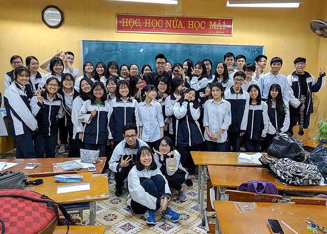 Vũ Hoài Linh, thầy giáo điển trai khiến dân mạng phải chao đảo thời gian qua. Ảnh trong bài: Facebook nhân vật.