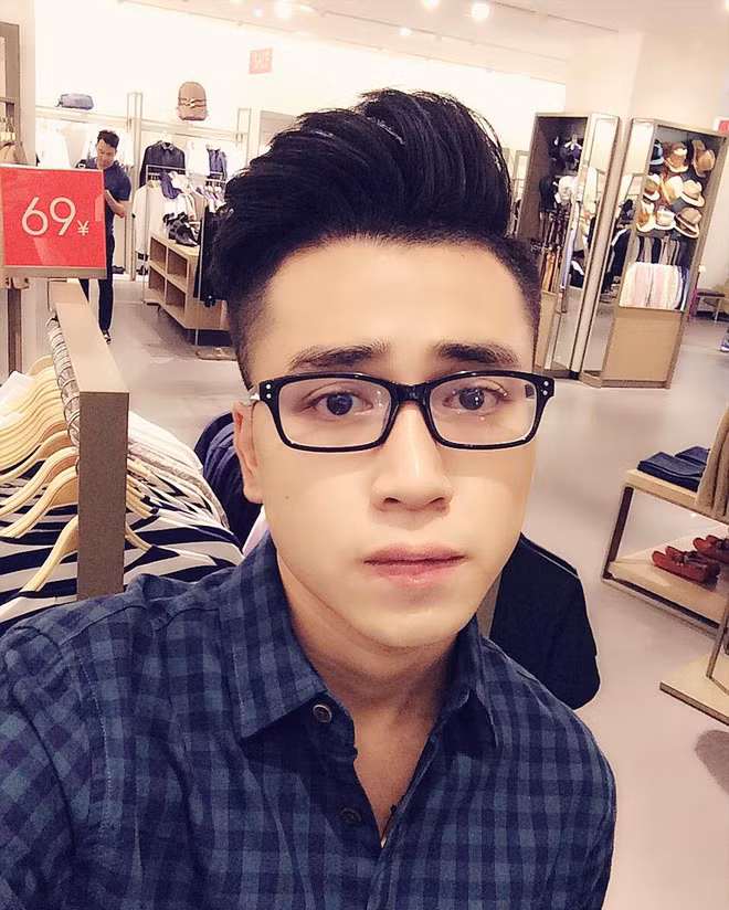 Mới đây trên fanpage chuyên "truy tìm" những soái ca trên mạng xã hội, hình ảnh một chàng trai có vẻ ngoài đẹp chẳng kém các hot boy hay ca sĩ đã khiến nhiều người bị lay động. Tuy nhiên, các bạn trẻ sẽ bất ngờ khi biết được rằng, anh chàng được nhắc tới đó lại là một thầy giáo. Ảnh trong bài: Facebook nhân vật.