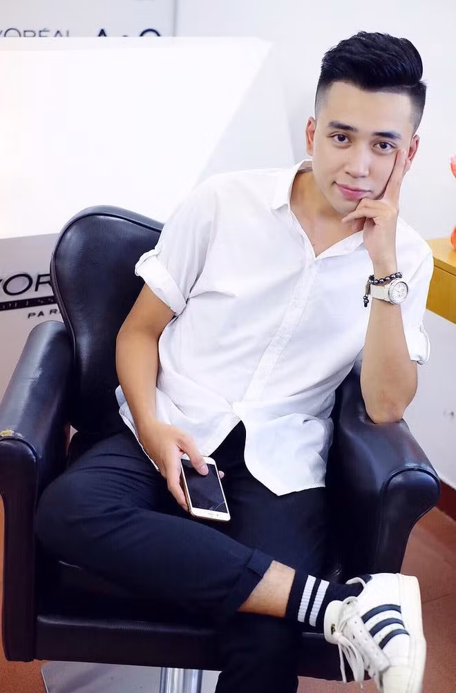 Sở hữu ngoại hình đẹp hơn hoa, nụ cười hút hồn cùng vóc dáng cao ráo, phải nói là thầy giáo điển trai này đã "đốn tim" không ít cô gái.