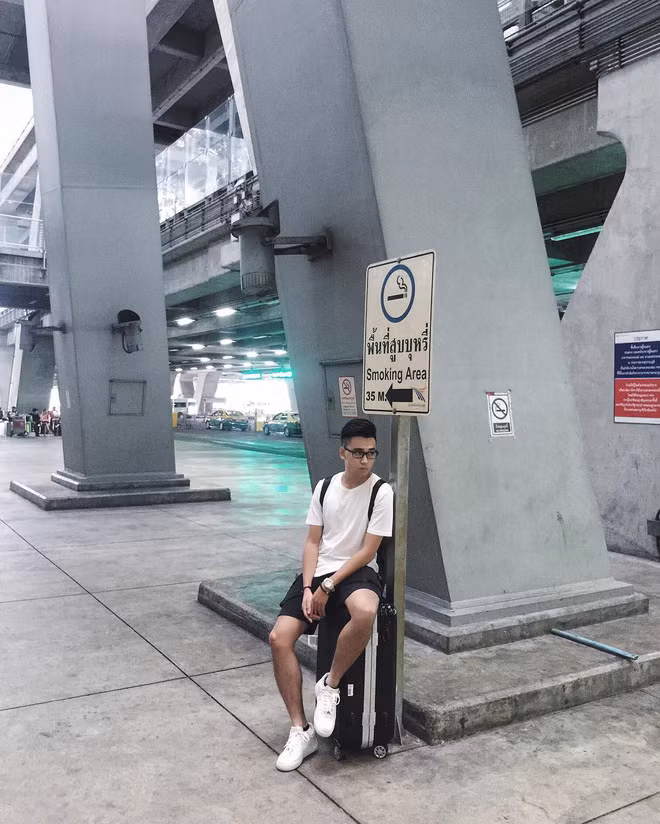 Ngắm nhìn vẻ điển trai của thầy giáo Hoài Linh, nhiều cô nàng phải thốt lên rằng:"Được học thầy này có phải là không bao giờ ngủ trong giờ không?", "Chuẩn hình tượng thầy giáo trong ngôn tình".