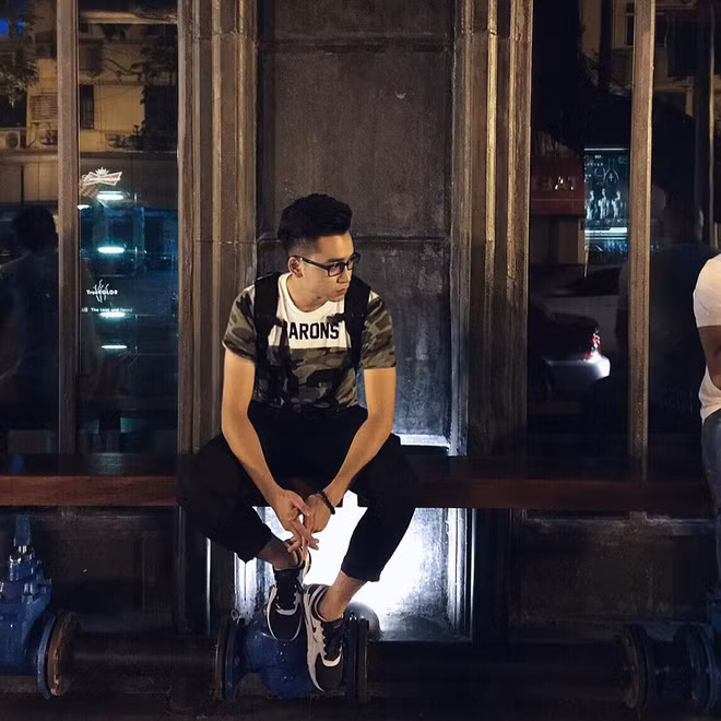 Phong cách chụp ảnh và thời trang chẳng kém cạnh hot boy đình đám của thầy giáo trẻ.